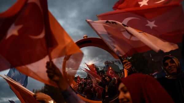 Seguidores de Erdogan celebran los resultados de las elecciones (AFP)