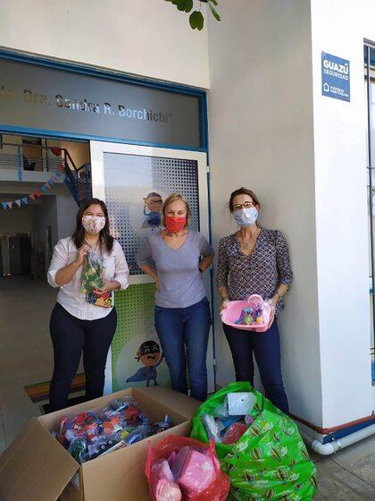 Silvia Moreno (en el medio) junto a dos voluntarias del "Hospital de los juguetes" a punto de realizar una donación a los niños de la Asociación Civil CREACIÓN (Foto / Gentileza de la entrevistada) 
