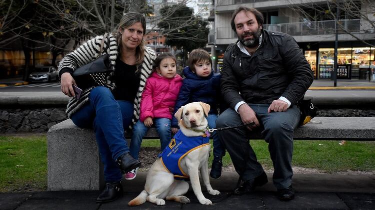 RocÃ­o y Maxi con sus hijos, Juan y Magdalena en la plaza con Harley (NicolÃ¡s Stulberg)