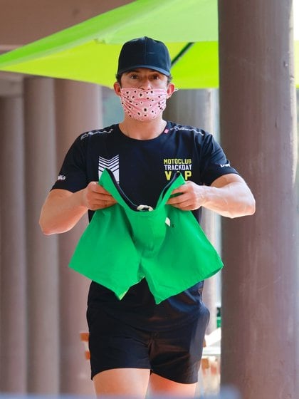 Orlando Bloom compartió un día de shopping con su pareja, Katy Perry, en Montecito, California. El actor vistió un conjunto de remera y short negro y llevó un traje de baño verde en sus manos