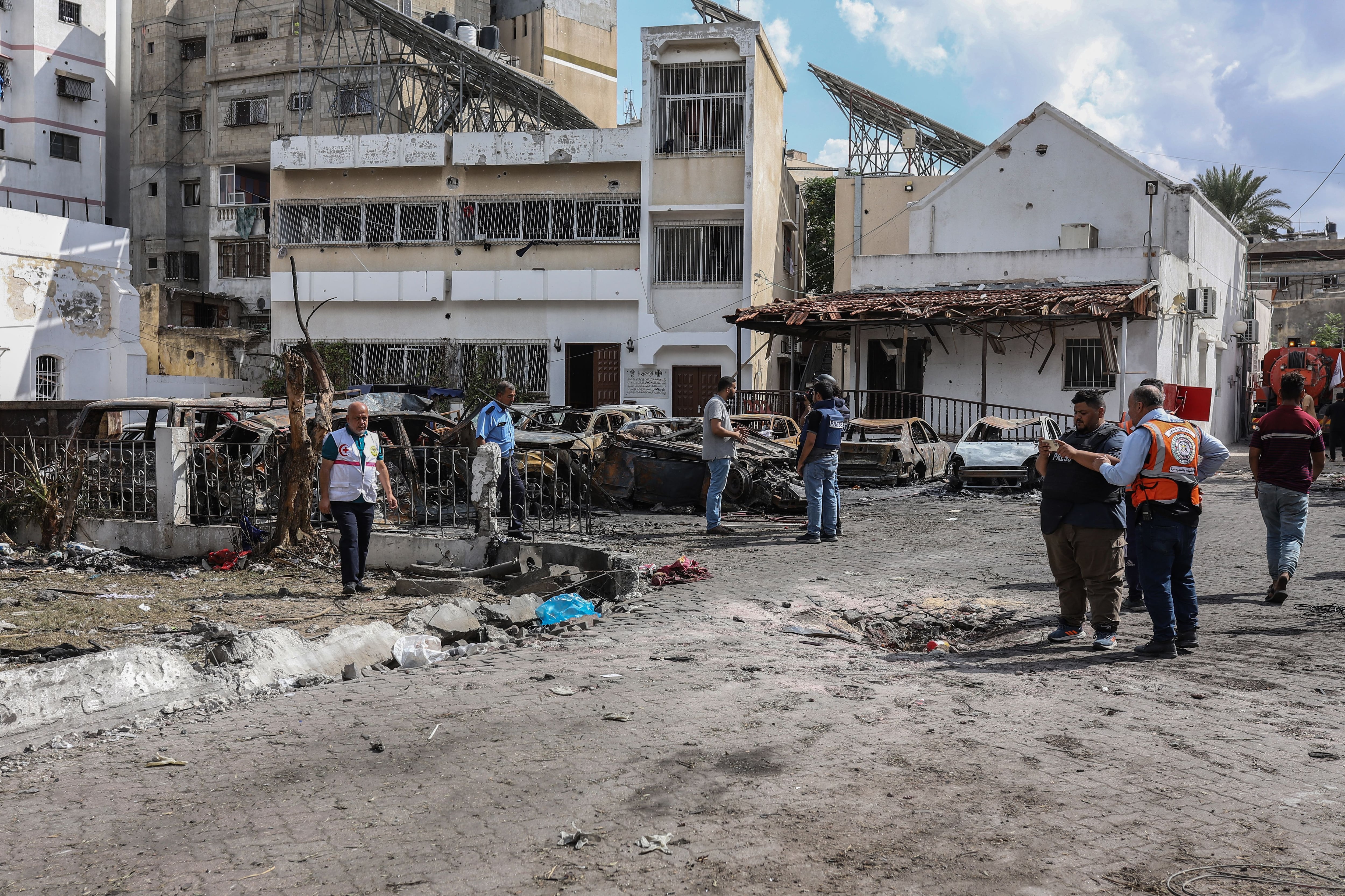 Palestinos inspeccionan la destrucción de la explosión en el Hospital Al Ahli en el que murieron decenas de civiles (Foto:EuropaPress)