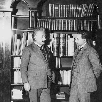 Albert Einstein fue una gran inspiración para la tenacidad de su hijo Hans Albert Einstein, pero a la vez proyectó sombra sobre su carrera. (Lotte Jacobi/Granger/Shutterstock)
