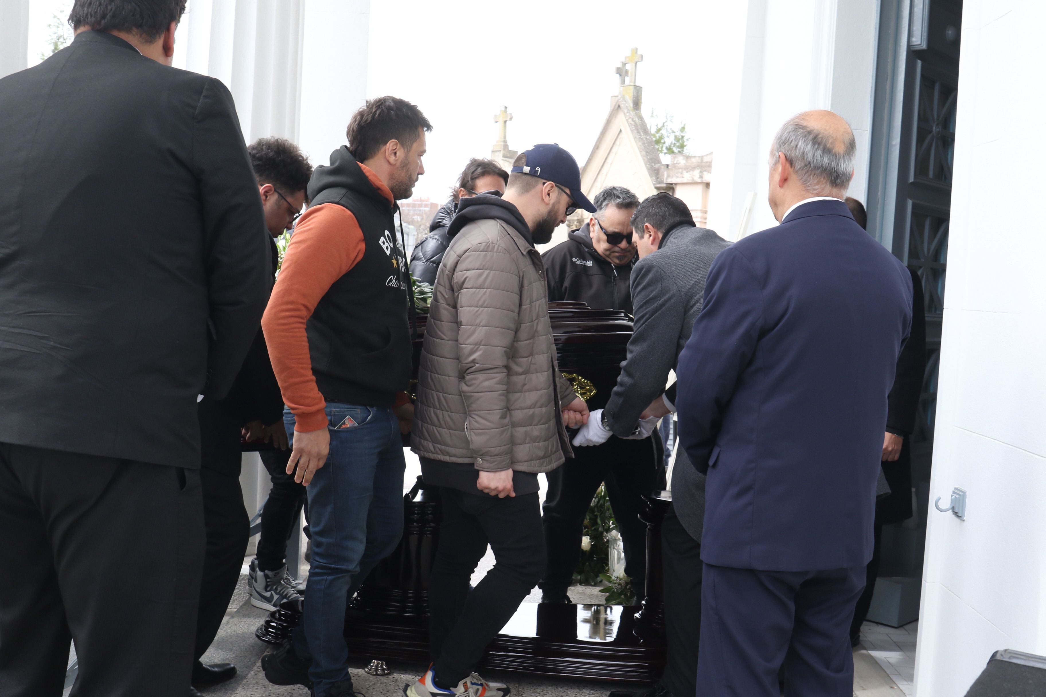 Familiares, amigos y público en general se acercaron al Panteón de Actores para despedir a la modelo (RS Fotos)