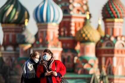 Mujeres con máscaras de protección usadas como prevención de la enfermedad del coronavirus (COVID-19) atraviesan la Plaza Roja en el centro de Moscú (REUTERS/Shamil Zhumatov)