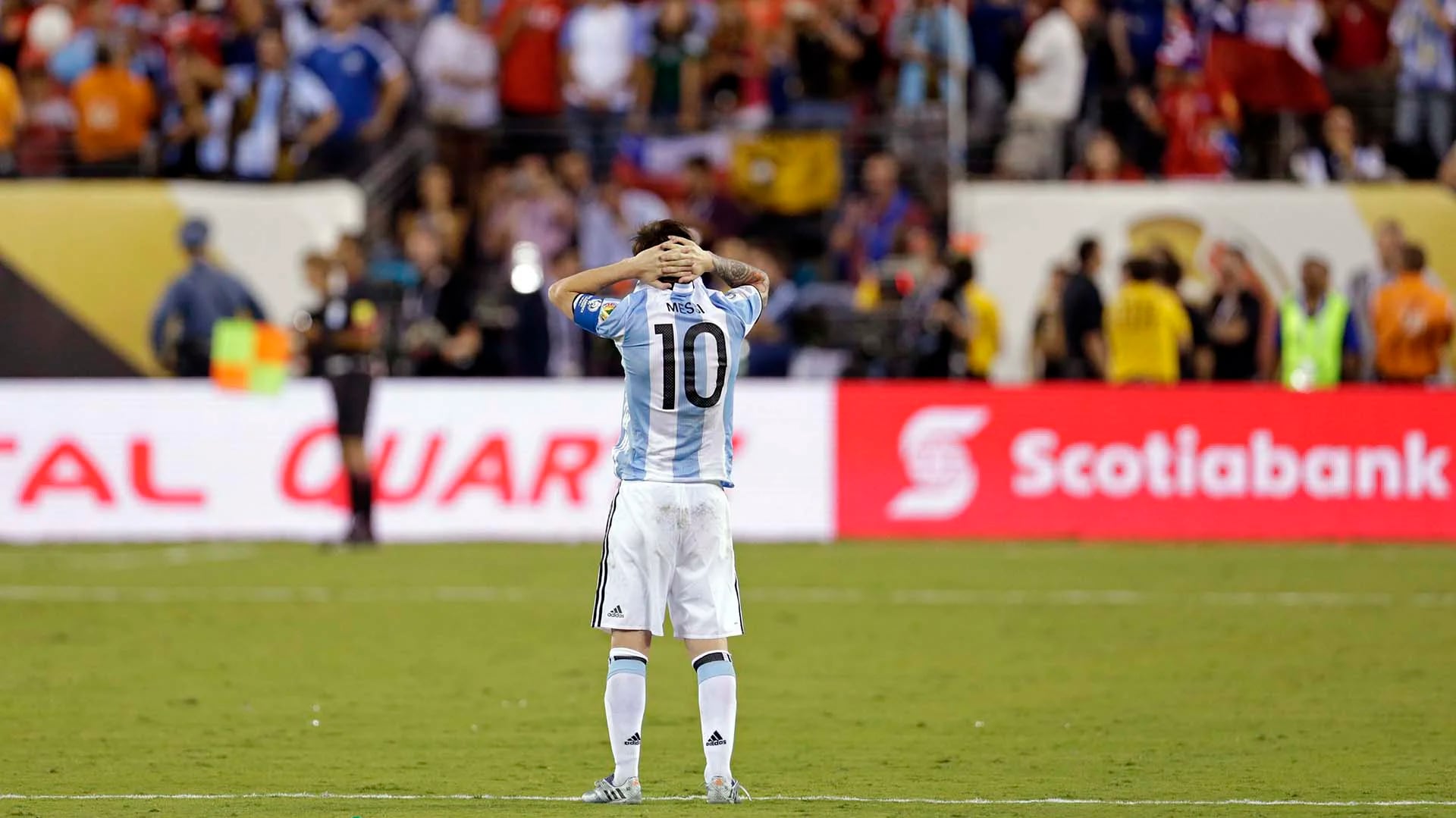 Messi mira el festejo de los jugadores chilenos (AFP)