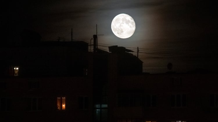 La luna llena en la cultura celta era sinónimo de renovación y socesha (Foto: Reuters/ Maxim Shemetov)