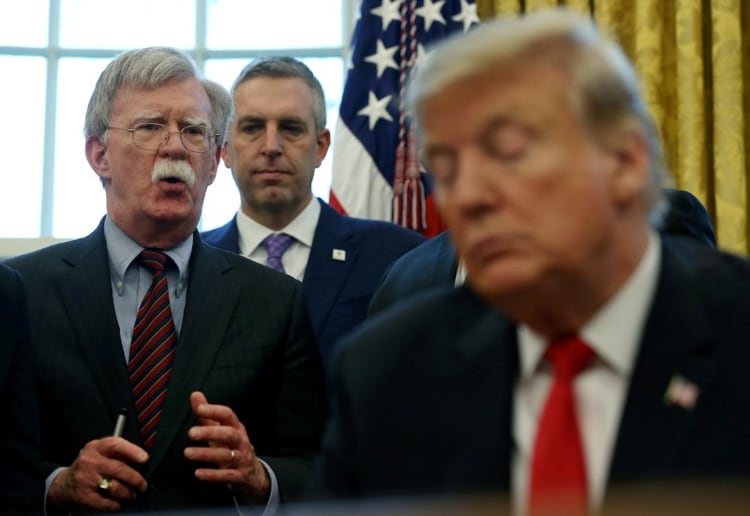 FOTO DE ARCHIVO: El presidente de Estados Unidos, Donald Trump, escucha a su entonces asesor de seguridad nacional, John Bolton, en el Salón Oval de la Casa Blanca, en Washington. 7 de febrero de 2019. (REUTERS/Leah Millis)