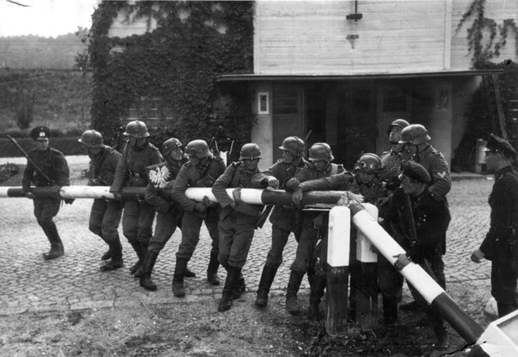 Una de las fotos más icónicas de la invasión alemana de Polonia: tropas de Alemania retiran los símbolos nacionales y polacos la barrera en la frontera (Bundesarchiv)
