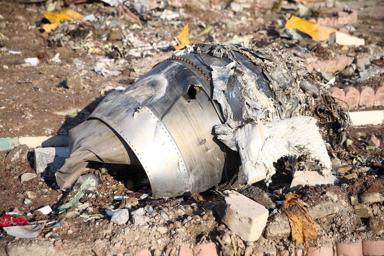Restos del avión ucraniano que cayó la madrugada del miércoles en Irán (West Asia News Agency via REUTERS)