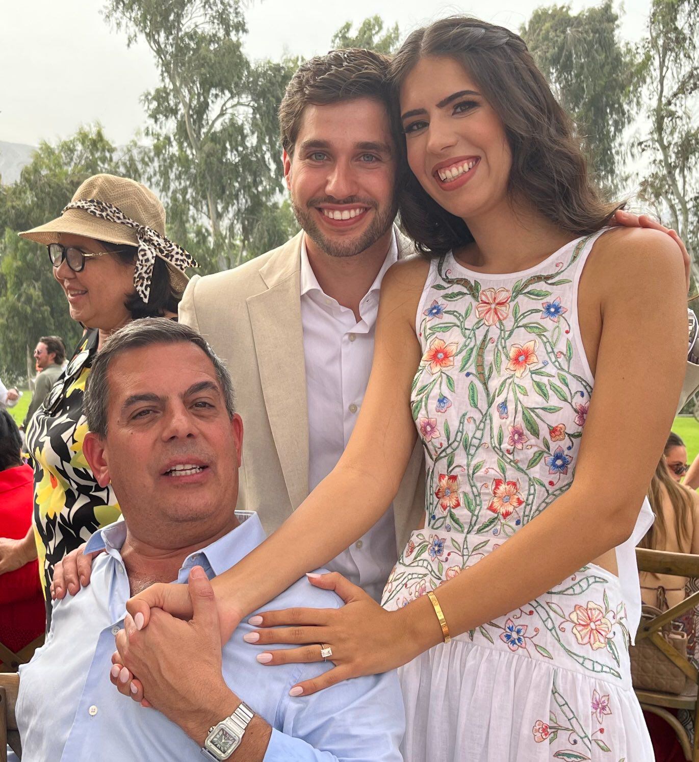 Josefina junto a su padre Gonzalo Vargas Llosa y su novio. (Twitter)