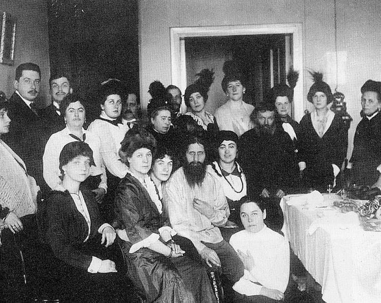 Rasputín en su departamento, rodeado de seguidores