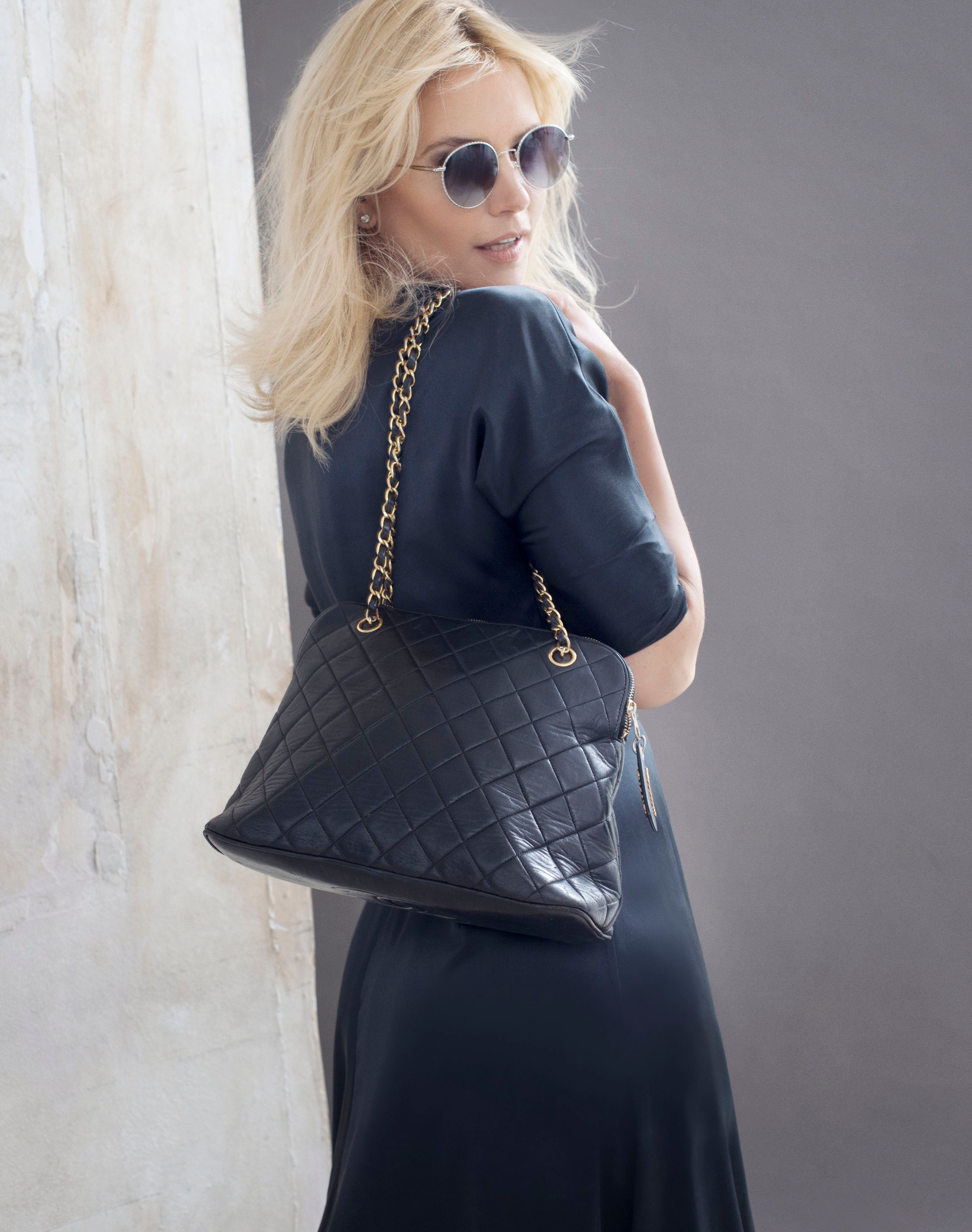 Anteojos redondos chicos y cartera vintage de Chanel que está en la boutique La Academie, Mazza posó bajo la lente de Gabriel Machado en una producción exclusiva para Infobae  
