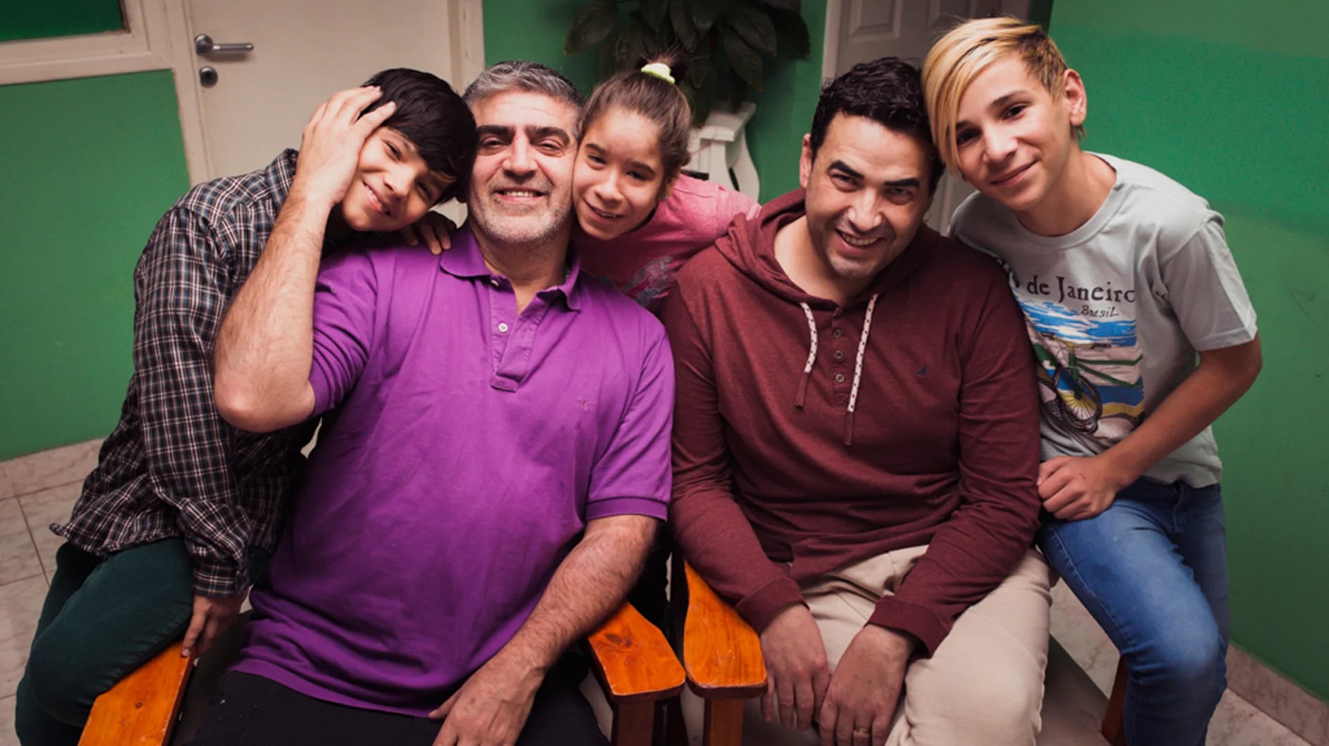 Papá Pablo (de violeta) y Papá Juan. Atrás están Batista, Yanina y David. (Foto: Mónica Echevarría)