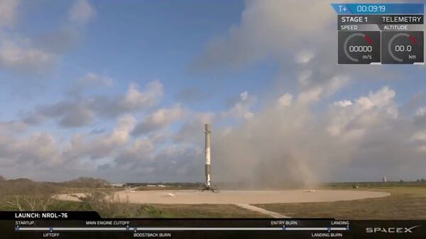 La primera fase del Falcon 9 tras su aterrizaje; la recuperación de los cohetes para su reutilización es la base del proyecto de SpaceX para reducir drásticamente los costos de los lanzamientos al espacio (@SpaceX)