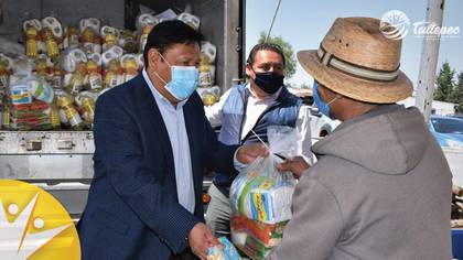 Portuguez Fuentes encabezó la entrega de despensas por COVID-19. (Foto: Ayuntamiento de Tultepec)