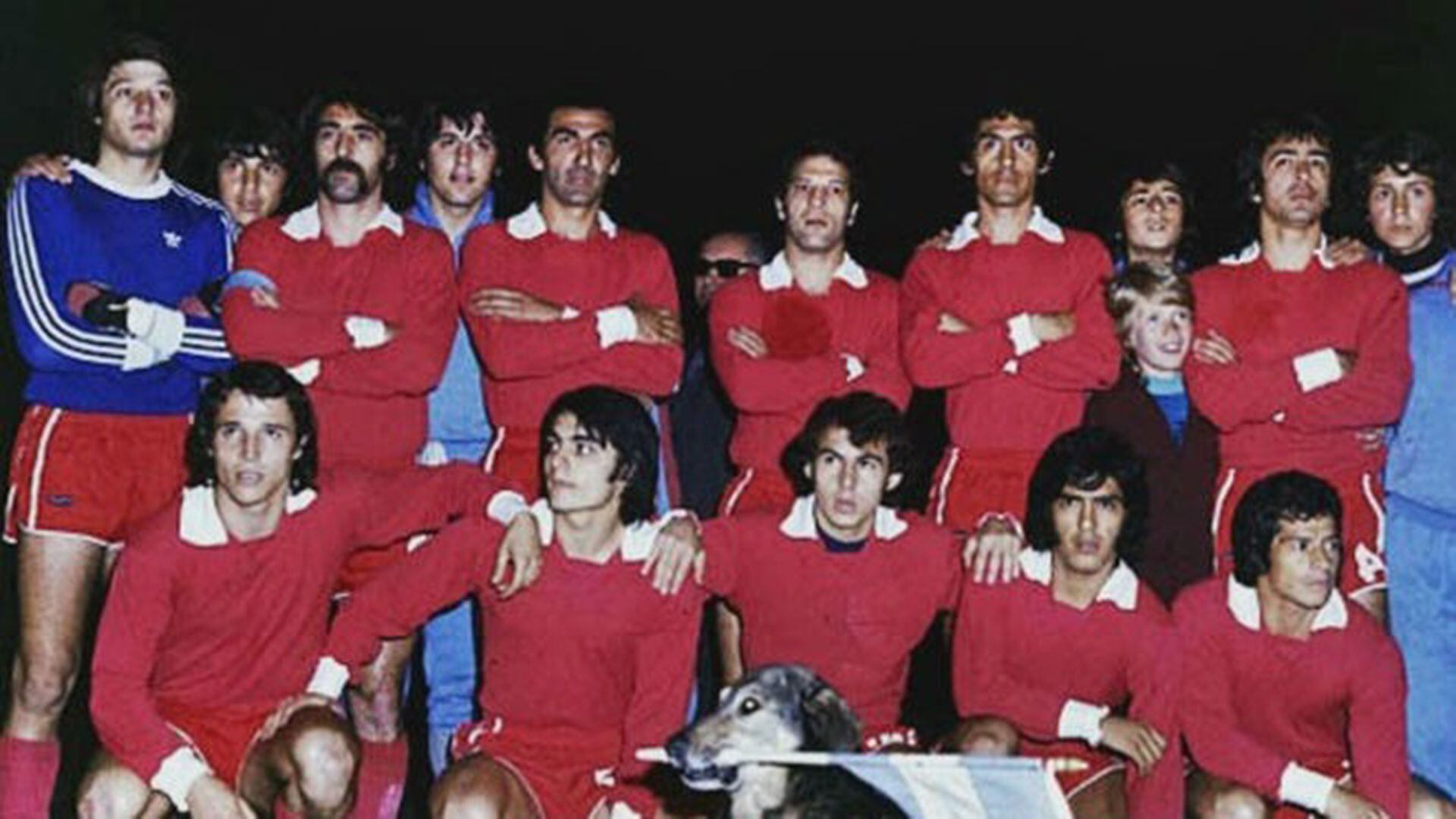 Carlos Gay en el arco del campeón de 1974, a su lado el Chivo Pavoni, el Zurdo López, Perico Raimondo, Pancho Sá y Comisso. Hincados: Bertoni, Saggioratto, Bochini, el Negro Galván y Balbuena. Con la bandera argentina, Boneco de Lolo, la mascota del equipo en esos años.