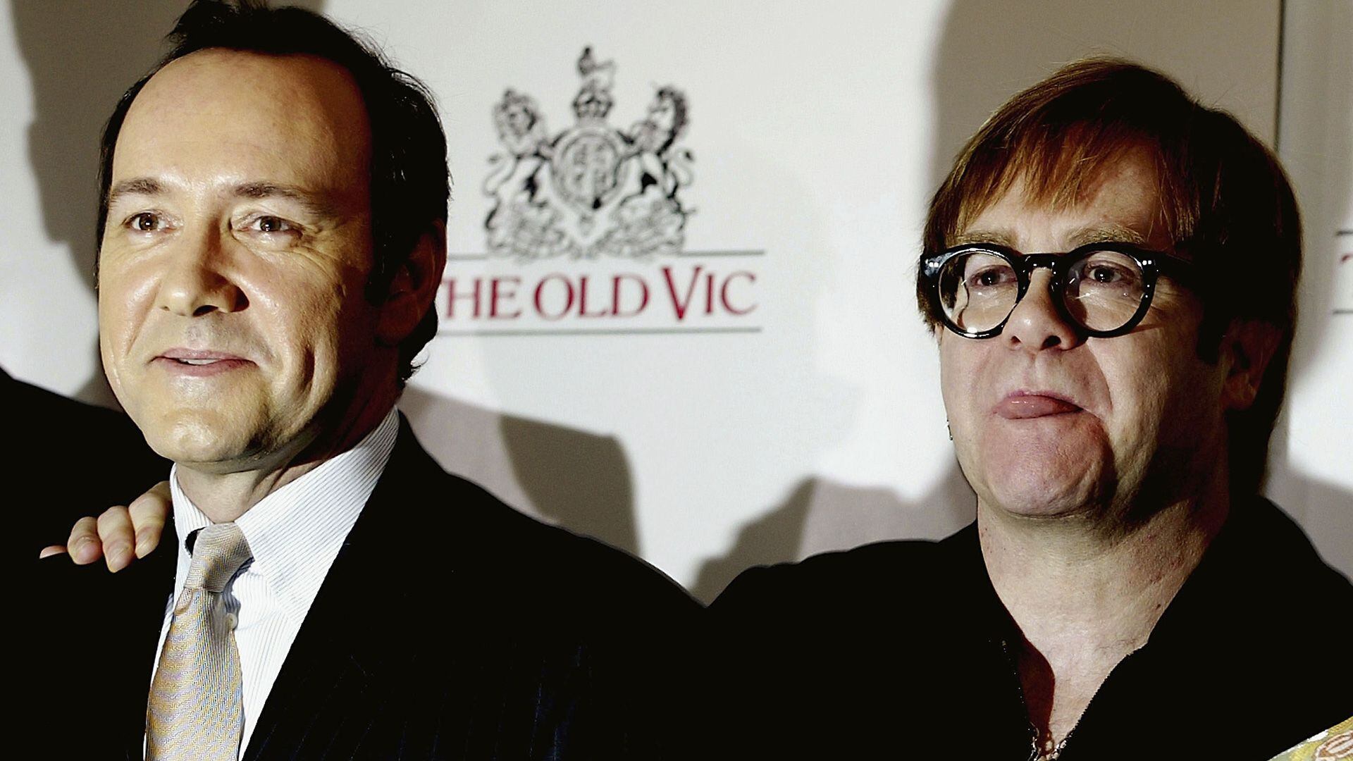 El músico Elton John y su marido David Furnish fueron los únicos que por el momento atestiguaron a favor de Kevin Spacey en Londres  a través de videoconferencias (Photo by Scott Barbour/Getty Images)