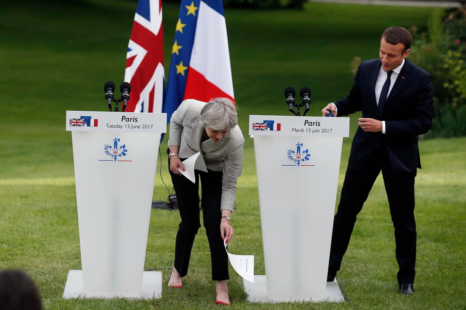 La premier británica Theresa May recoge parte de sus declaraciones durante una conferencia de prensa conjunta con el presidente francés Emmanuel Macron tras una reunión en el Palacio del Elíseo, en París