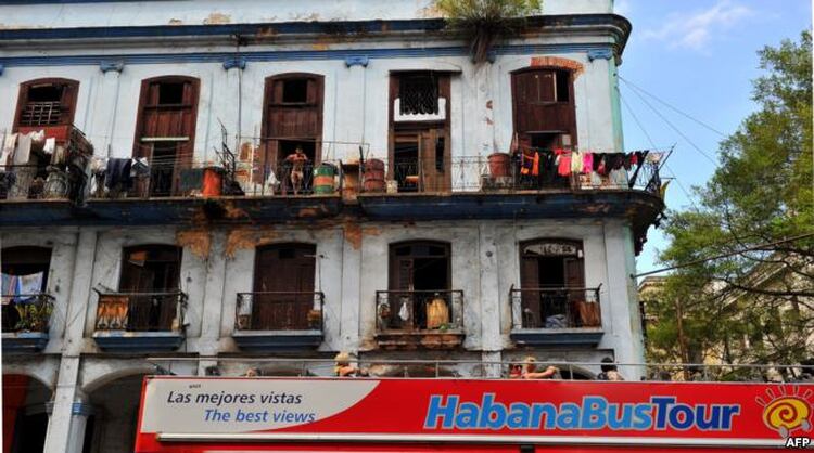 Un bus de turistas recorre las calles derruidas calles de La Habana (Foto: Martí Noticias)