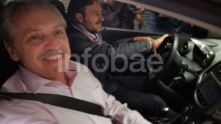 Santiago Cafiero al volante junto al presidente electo Alberto Fernández
