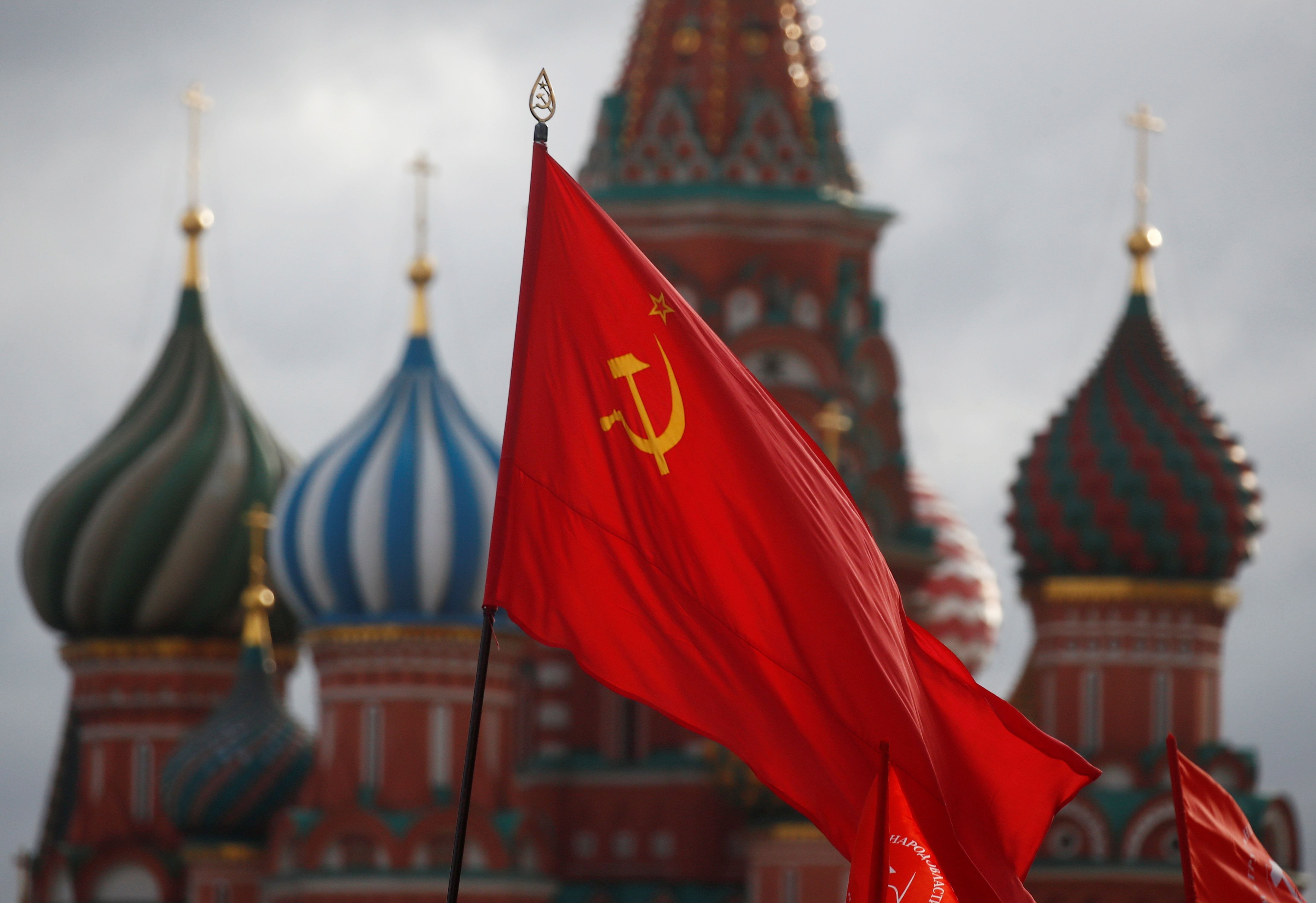 La bandera de la Unió Soviética todavía se puede ver ondear en algunos actos de nostálgicos en Moscú.
