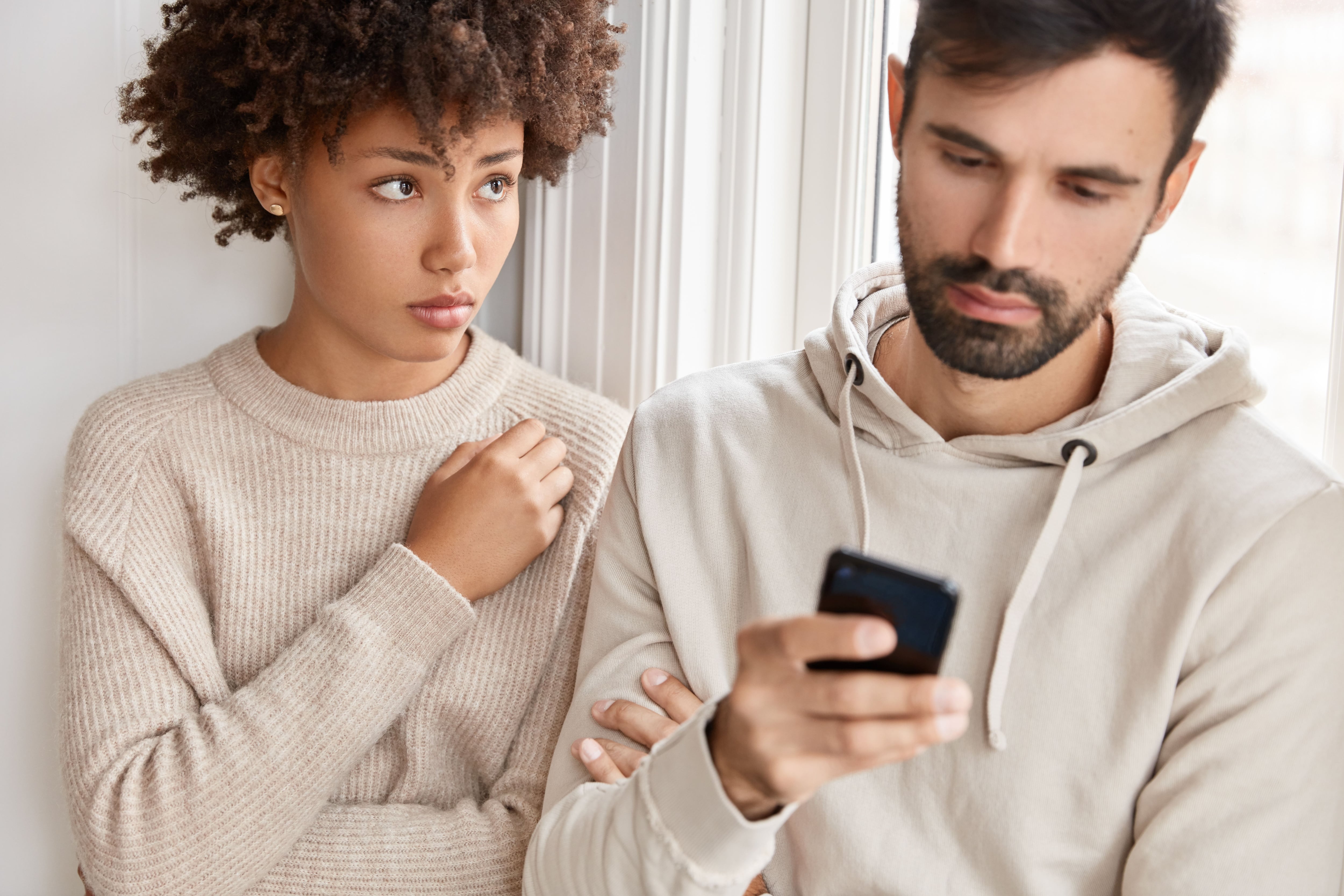 Esta práctica rompe las charlas de pareja y genera desconfianza en el otro. (Freepik)