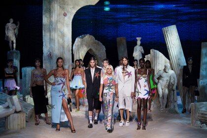 Donatella el final del desfile de Versace en el Milan Fashion Week el pasado mes de septiembre (Reuters) 