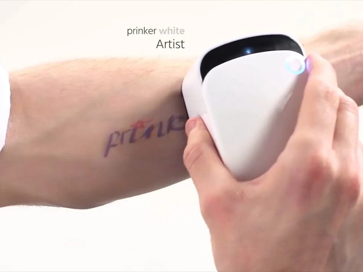 Así es la pequeña máquina para imprimir tatuajes en la piel en pocos  segundos - Infobae