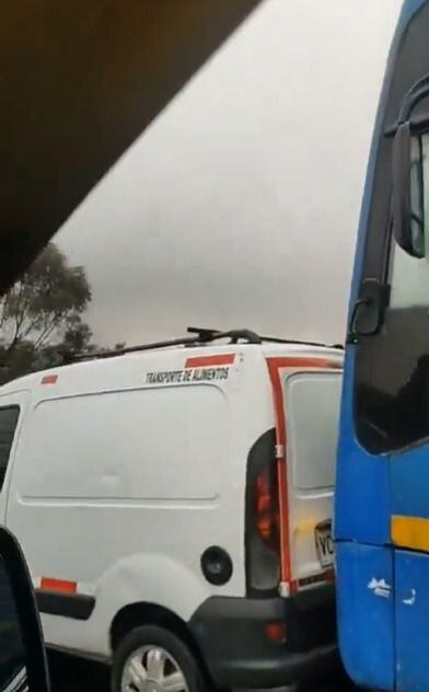 Un video difundido muestra a un empleado del Sistema Integrado de Transporte de Bogotá embistiendo con su autobús una camioneta parada en el tráfico - crédito redes sociales