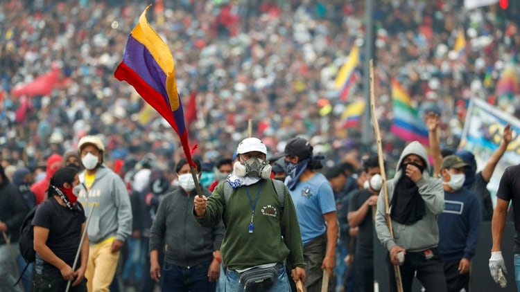 Manifestantes participan en una protesta contra las medidas de austeridad del presidente de Ecuador, Lenín Moreno, en Quito, Ecuador. 8 de octubre de 2019. REUTERS/Carlos García Rawlins