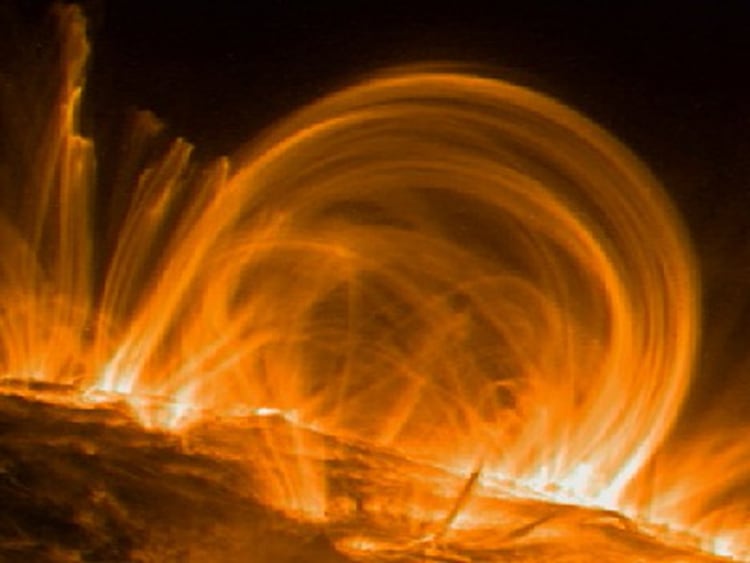 La corona solar lanza una gran llamarada de miles de kilómetros de longitud (NASA)