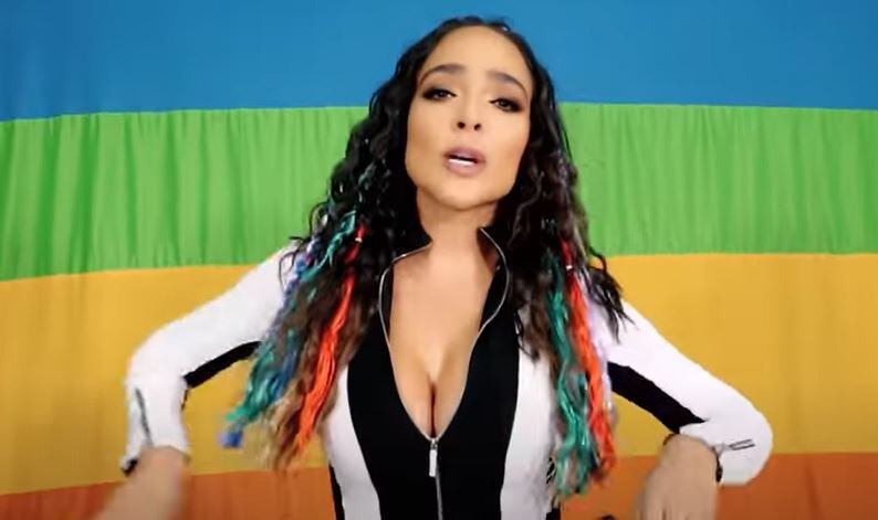 La cantante tiene diversas canciones dirigidas a la comunidad LGBT+(Foto: YouTube/ Manelyk González)
