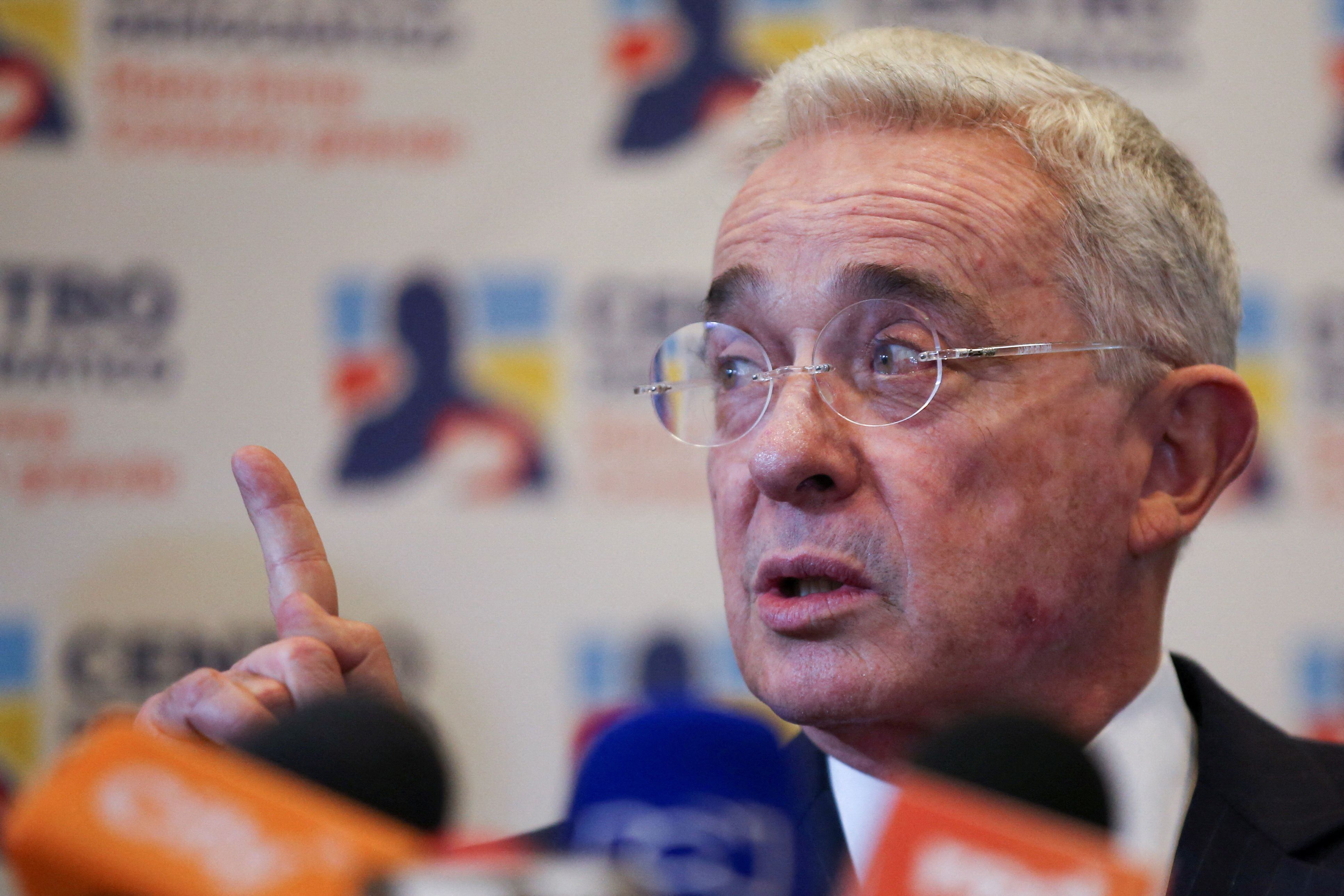 El expresidente Álvaro Uribe no está de acuerdo con que se cobre valorización a los antioqueños por obras ya ejecutadas - crédito Luisa González/REUTERS