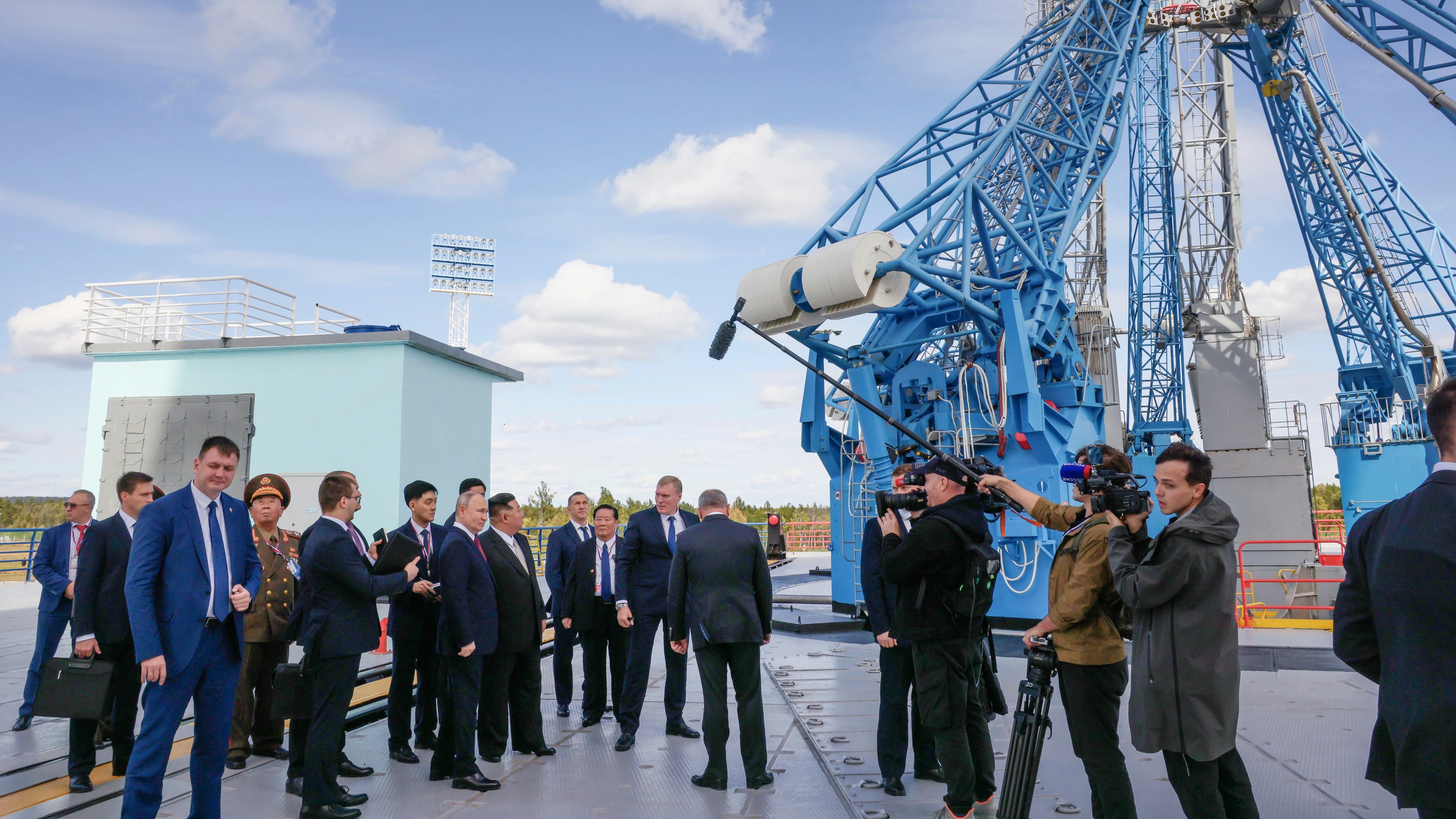 Il presidente russo Vladimir Putin e il leader nordcoreano Kim Jong Un al cosmodromo di Vostochny vicino alla città di Tsiolkovsky, a circa 200 chilometri (125 miglia) dalla Russia, il 13 settembre 2023. (Mikhail Metzel, Sputnik, Kremlin Pool Photo via AP)