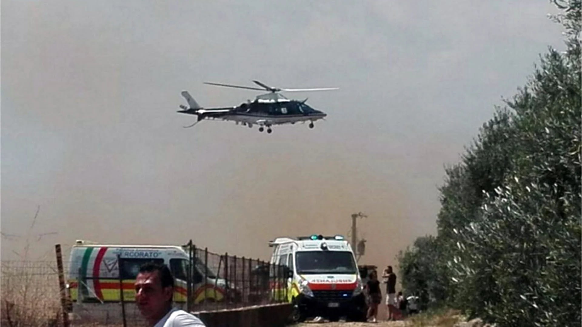 Varias unidades de emergencia del cuerpo de bomberos y ambulancias están trabajando en la zona