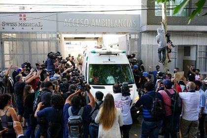Diego Armando Maradona salió en ambulancia de la clínica Olivos la tarde del 11 de noviembre (Franco Fafasuli)