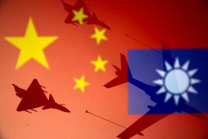 Las banderas nacionales de China y Taiwán junto a aviones militares (REUTERS/Dado Ruvic/Ilustración)