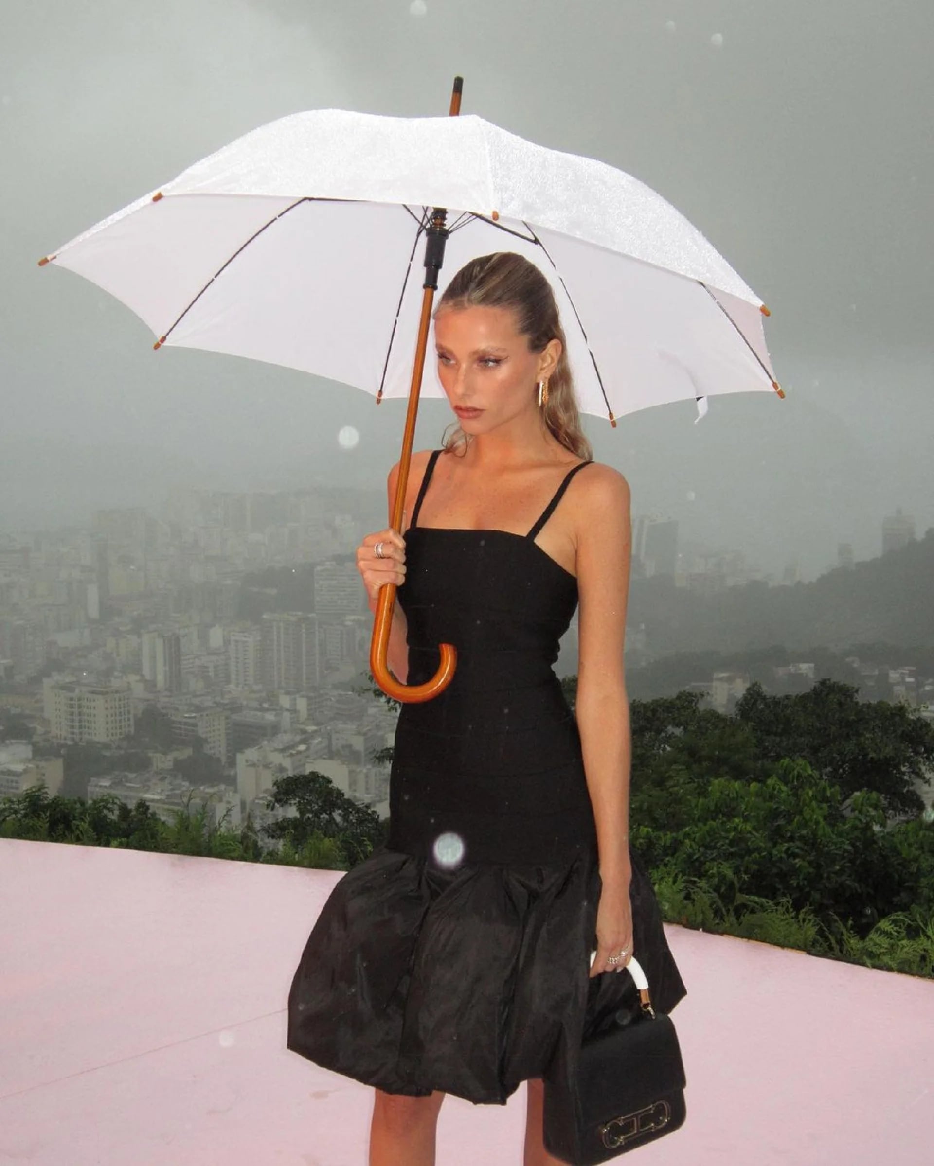 En junio, Valentina Zenere viajó a Río de Janeiro como figura invitada a un evento exclusivo de Carolina Herrera