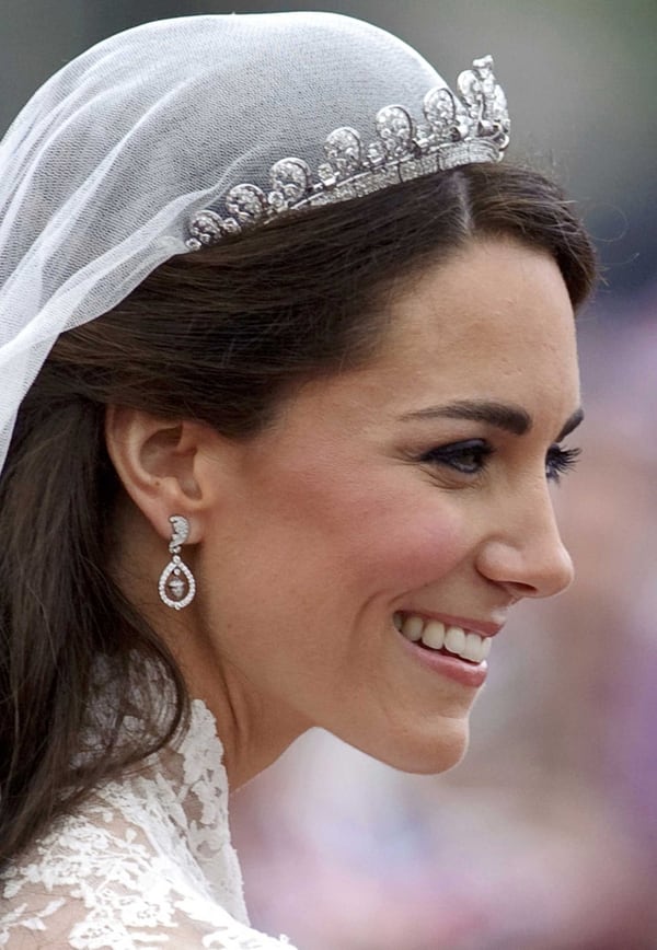 El beauty de Kate Middleton, los aros gota de brillantes y cristales y la tiara heredada de Isabel
