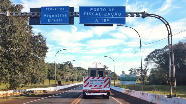 El camión que llevó a Mara saliendo de la frontera argentina. (Ecoparque)