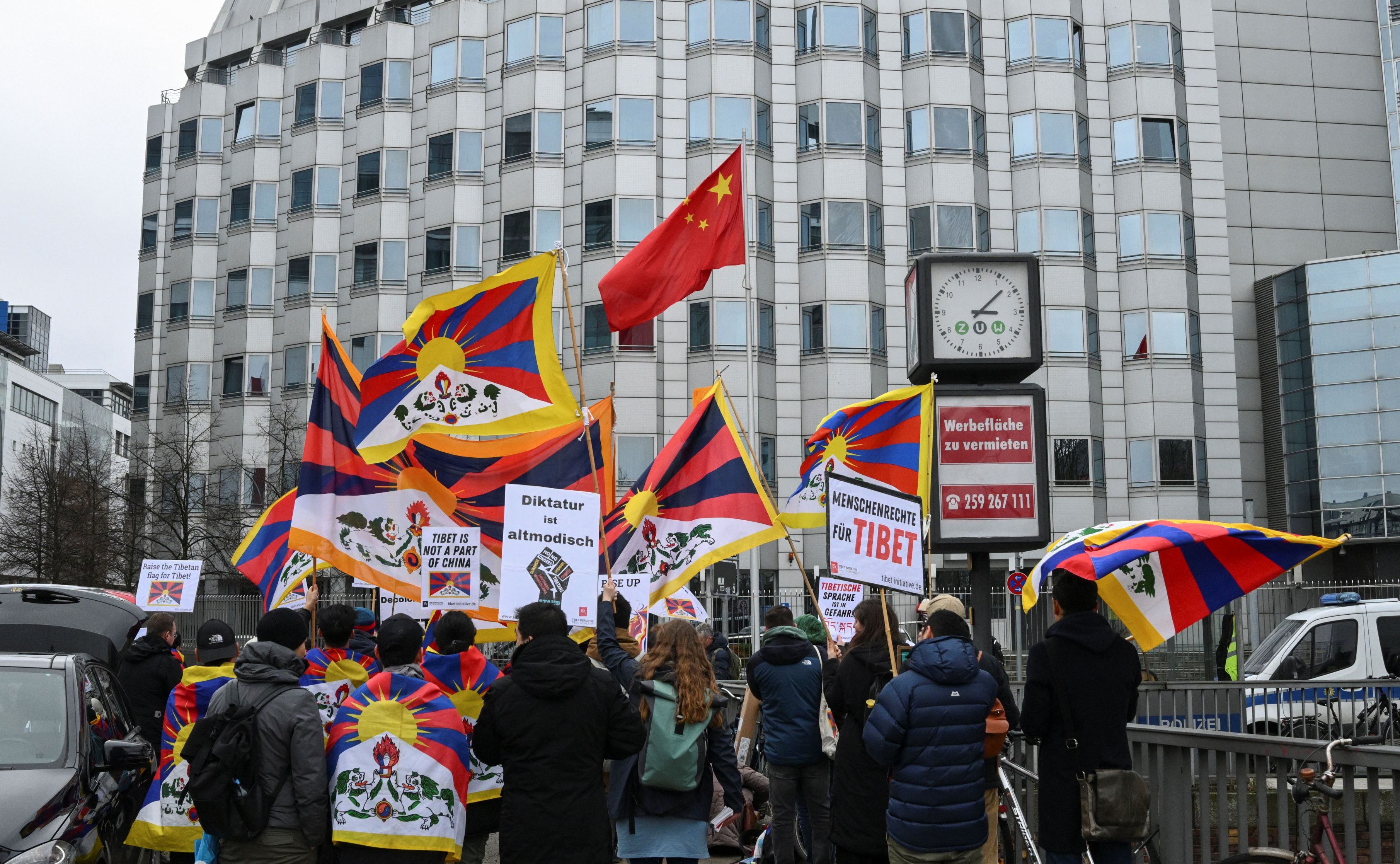 Un grupo de personas frente a la embajada de China en Berlín protesta con banderas tibetanas contra la opresión de China (REUTERS/Annegret Hilse)
