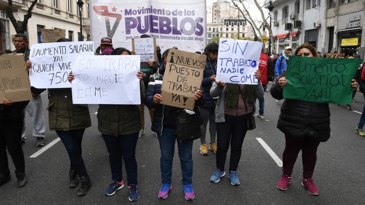 Columnas de manifestantes se movilizaron desde Desarrollo Social hasta Plaza de Mayo (Maximiliano Luna)