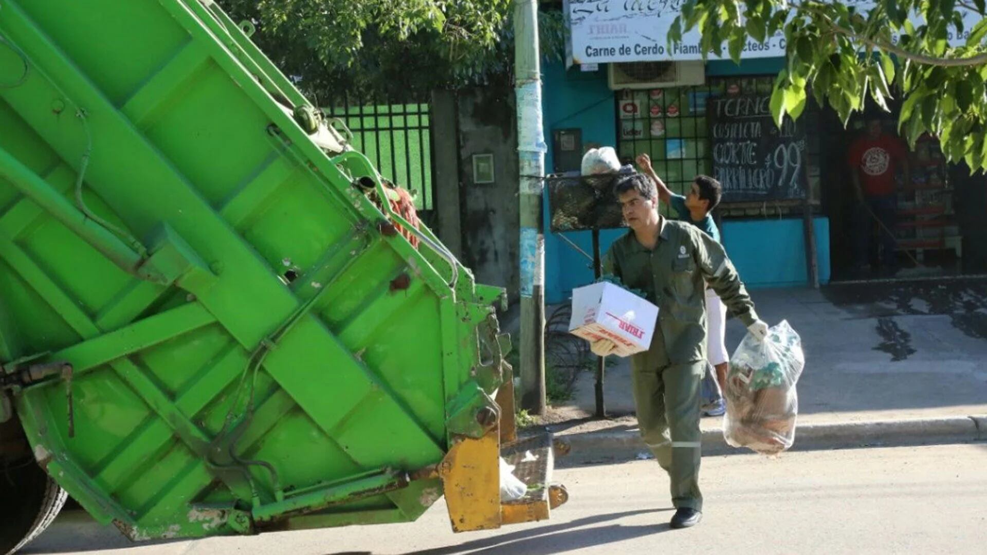 Jorge Capitanich juntando basura