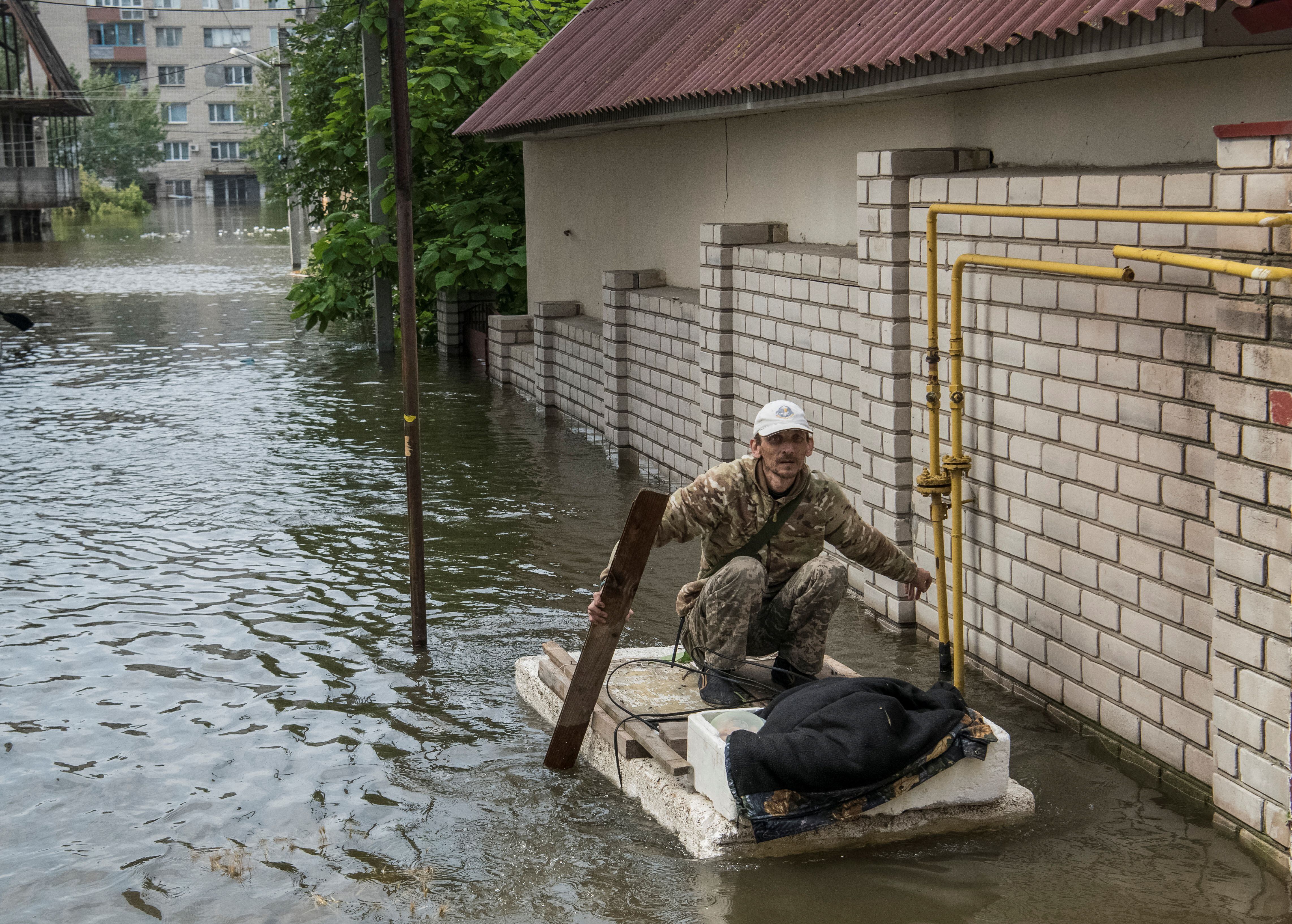 Muchos residentes evacuaron por sus propios medios, en balsas improvisadas (REUTERS/Vladyslav Musiienko)