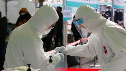 Investigadores estudian casos de la variante británica del virus SARS-CoV-2 en Corea del Sur (EFE/EPA/KIM CHUL-SOO)