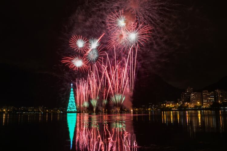 Fuegos artificiales alrededor del árbol de Navidad de Río durante sla ceremonia de iluminación en la laguna Rodrigo de Freitas en Río de Janeiro, Brasil, diciembre 2019 (REUTERS/Lucas Landau)