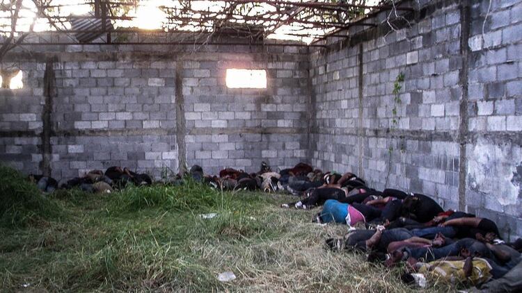 72 cadáveres fueron encontrados dentro de una bodega en Huizachal, San Fernando (Foto:Twitter @eluniversal)
