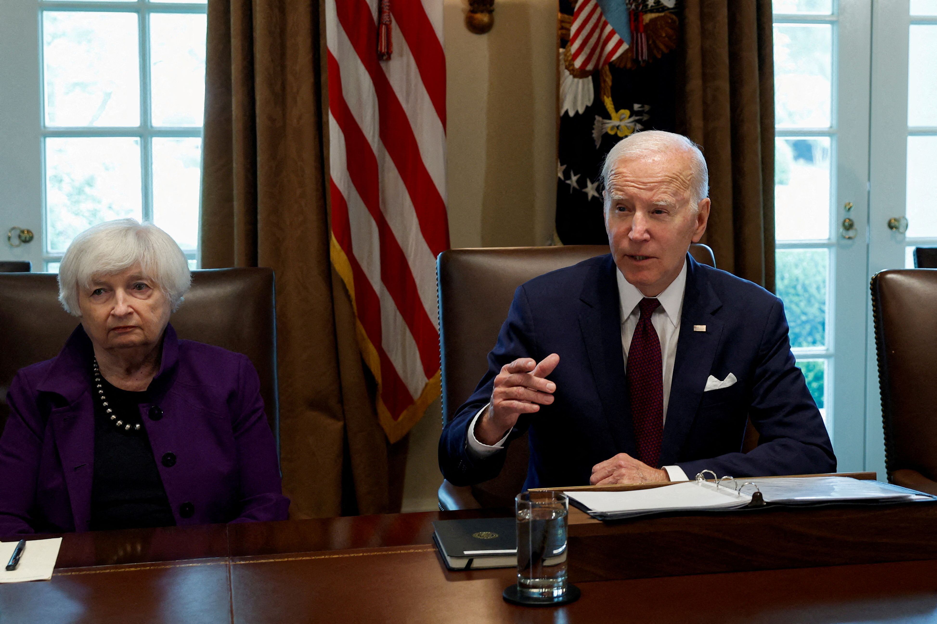 Joe Biden y la secretaria del Tesoro, Janet Yellen, durante una reunión de gabinete en la Casa Blanca