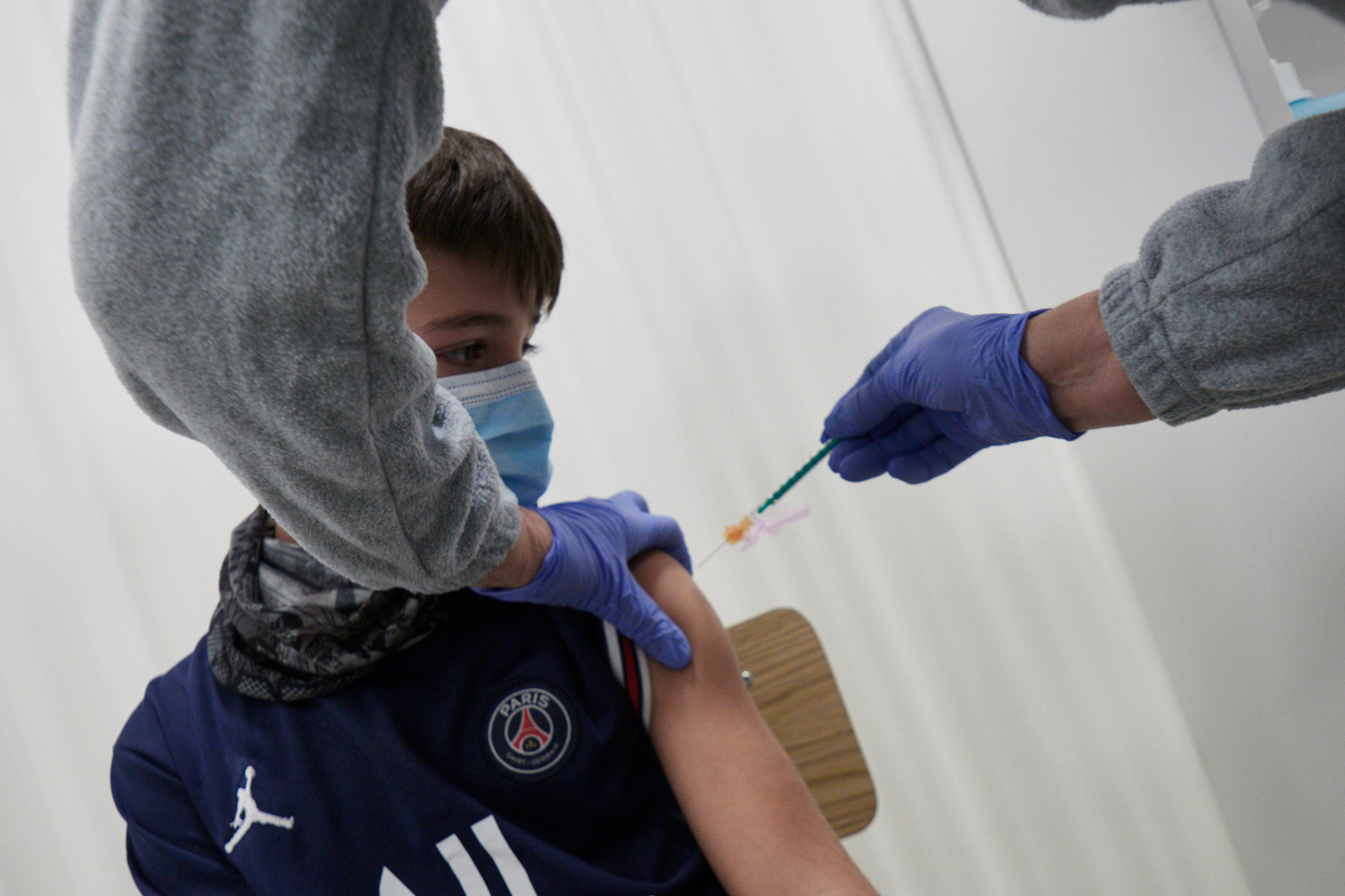  Un niño es vacunado en el centro de vacunación pediátrica, organizado en el seminario del arzobispado de Pamplona. (Eduardo Sanz/Europa Press)