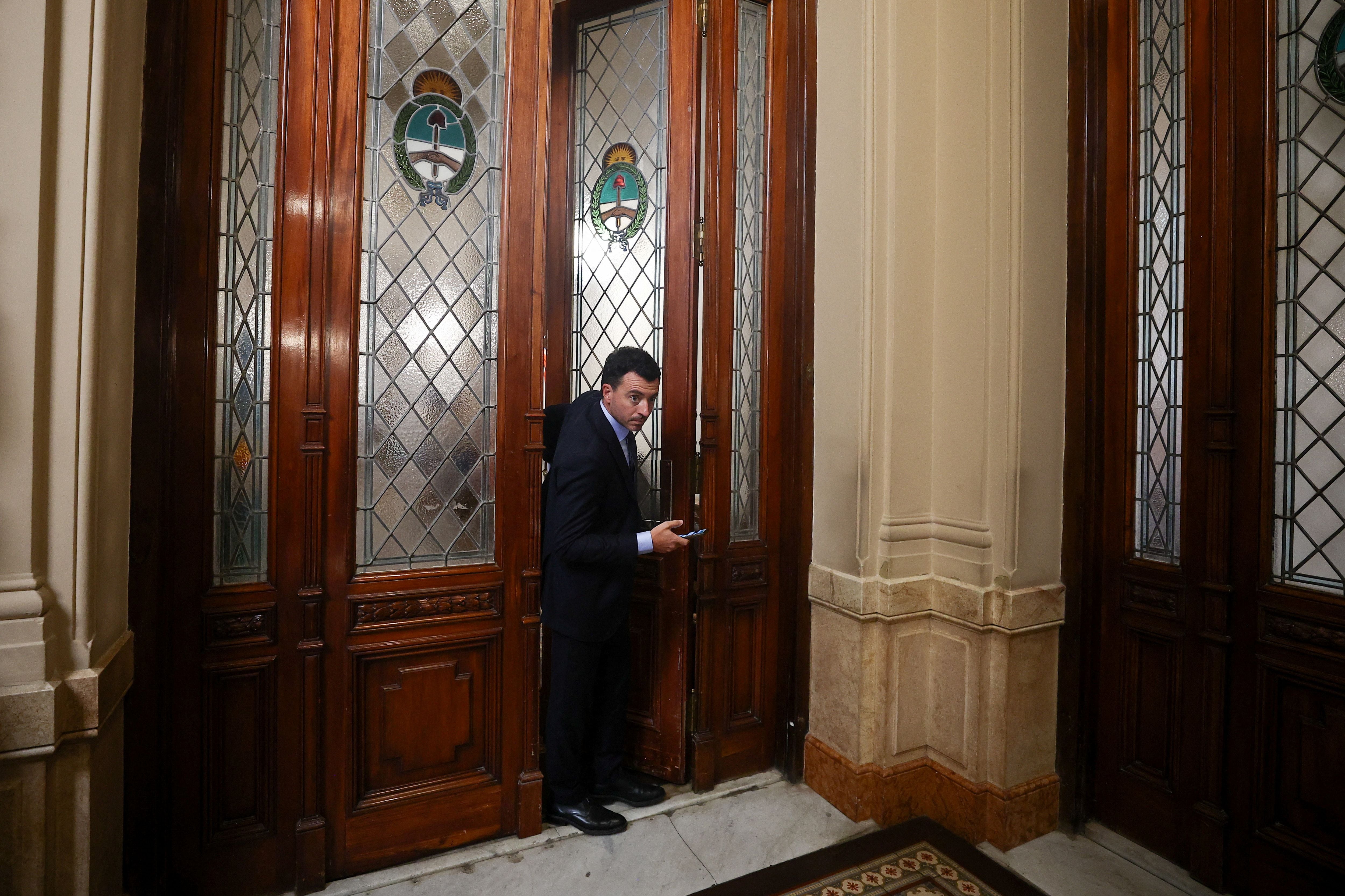  Rodrigo de Loredo, jefe del bloque de la Unión Cívica Radical, al salir del despacho de Martín Menem, presidente de Diputados, tras una reunión para debatir la Ley Ómnibus  (REUTERS)